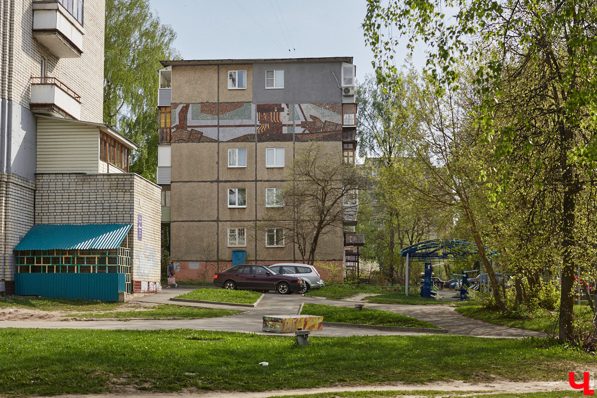 Владимирские мозаики на стенах домов приковывают взгляд. К сожалению, это не всегда объясняется восхищением. Состояние некоторых цветных элементов удручает, и с каждым годом ситуация усугубляется. Самые интересные панно, сохранившиеся целиком или частично, «Ключ-Медиа» собрал в обзор. Ведь какими они будут завтра, никто не знает.